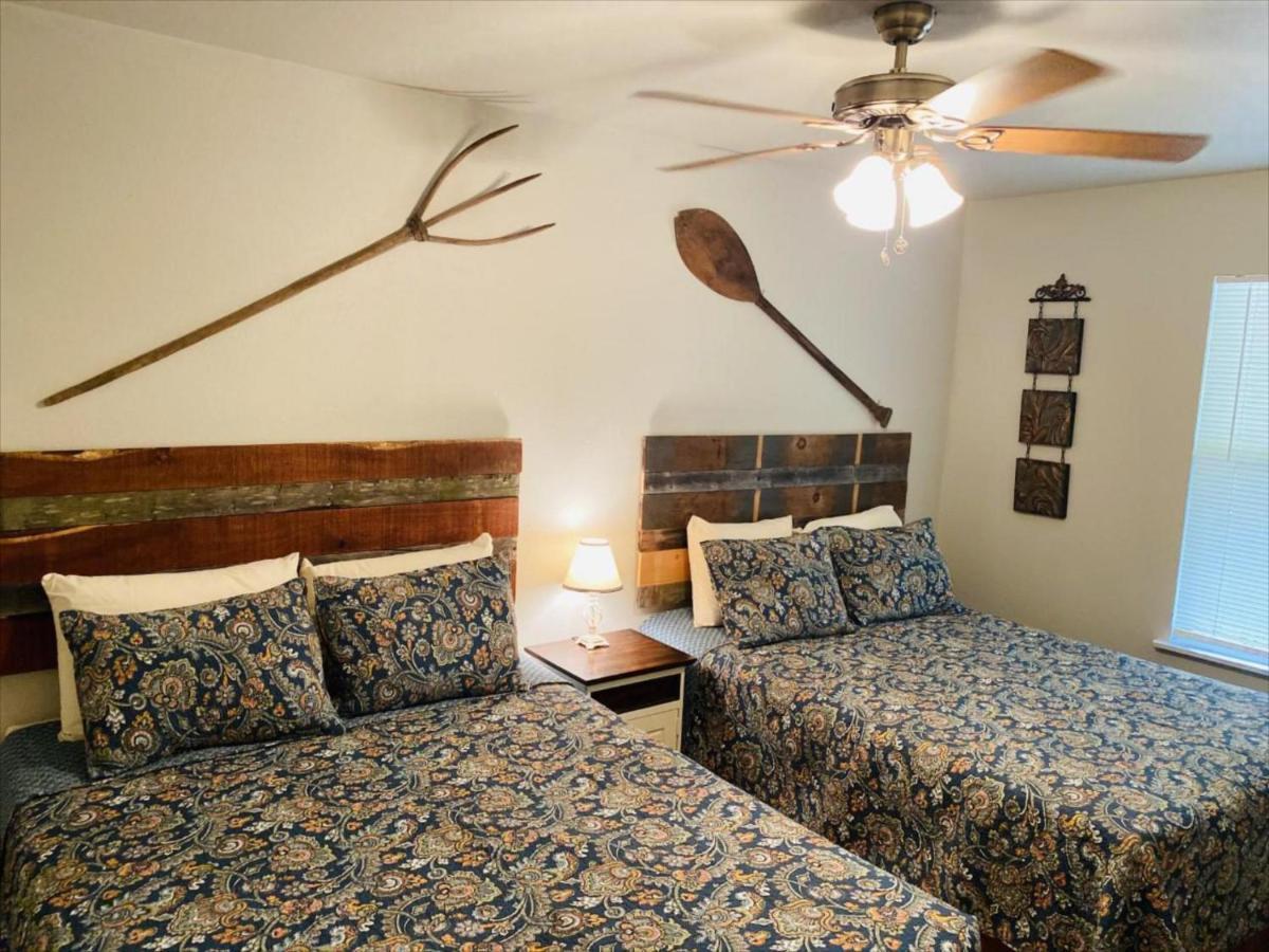Riverstone Cabins Hotel Leakey Exterior photo